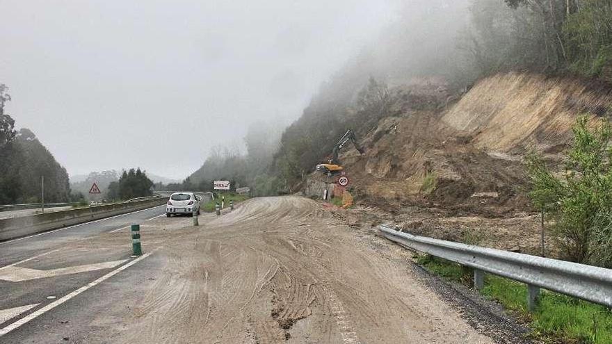 El enlace a Cangas seguirá cerrado mientras no se resuelve el problema de los desprendimientos.  // S.A.