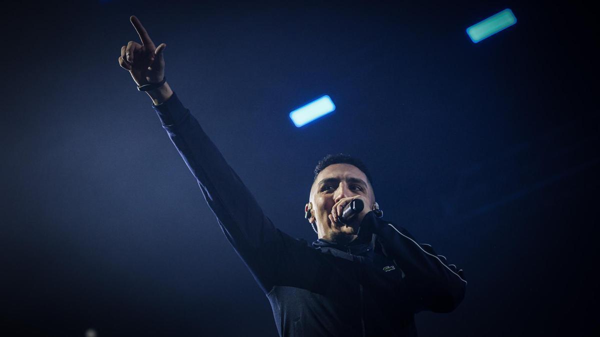 L'artista Morad amb el braç alçat en el marc d'un concert de la gira 'Reinsertado tour: 2024' al Sant Jordi Club de Barcelona