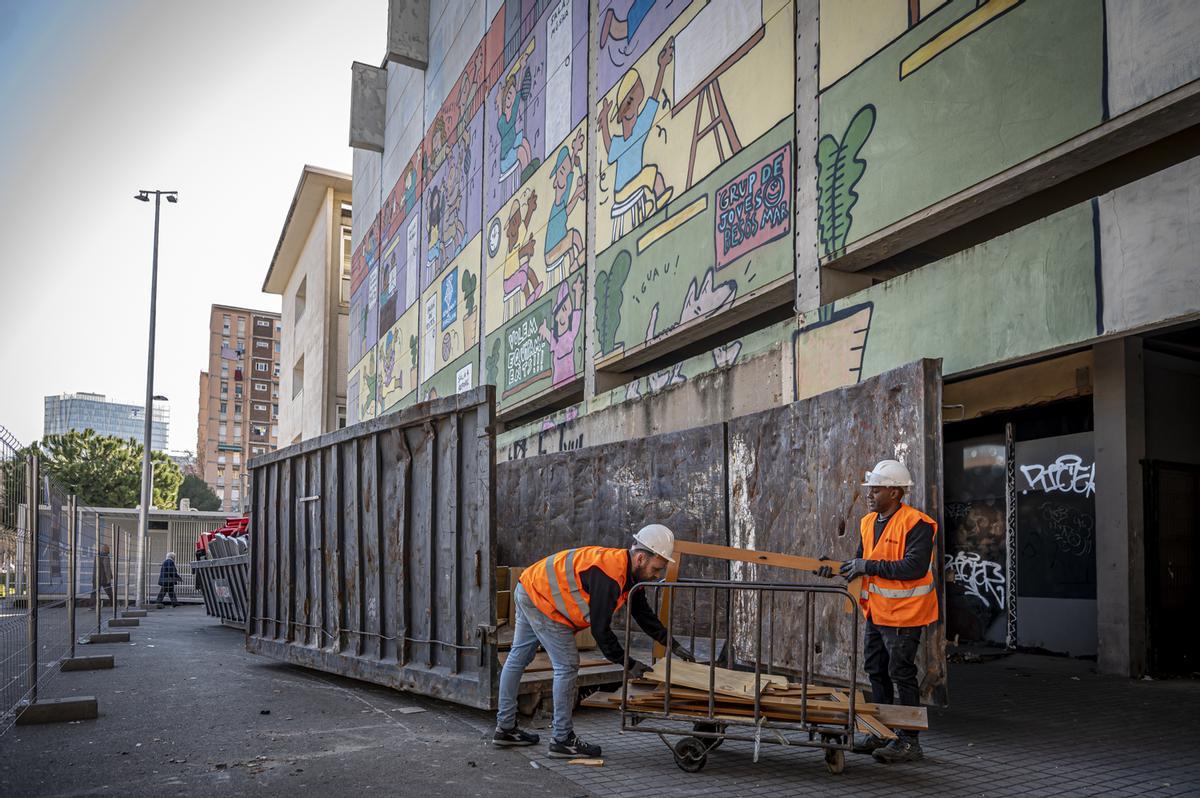 Inicio de los trabajos de demolición del antiguo cine Pere IVn en el barrio al Besòs i el Maresme en Barcelona