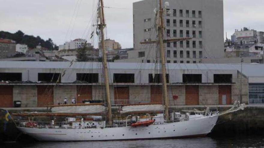 El buque-escuela sueco &quot;Falken&quot; atracó ayer en el muelle de Comercio. // R. Grobas