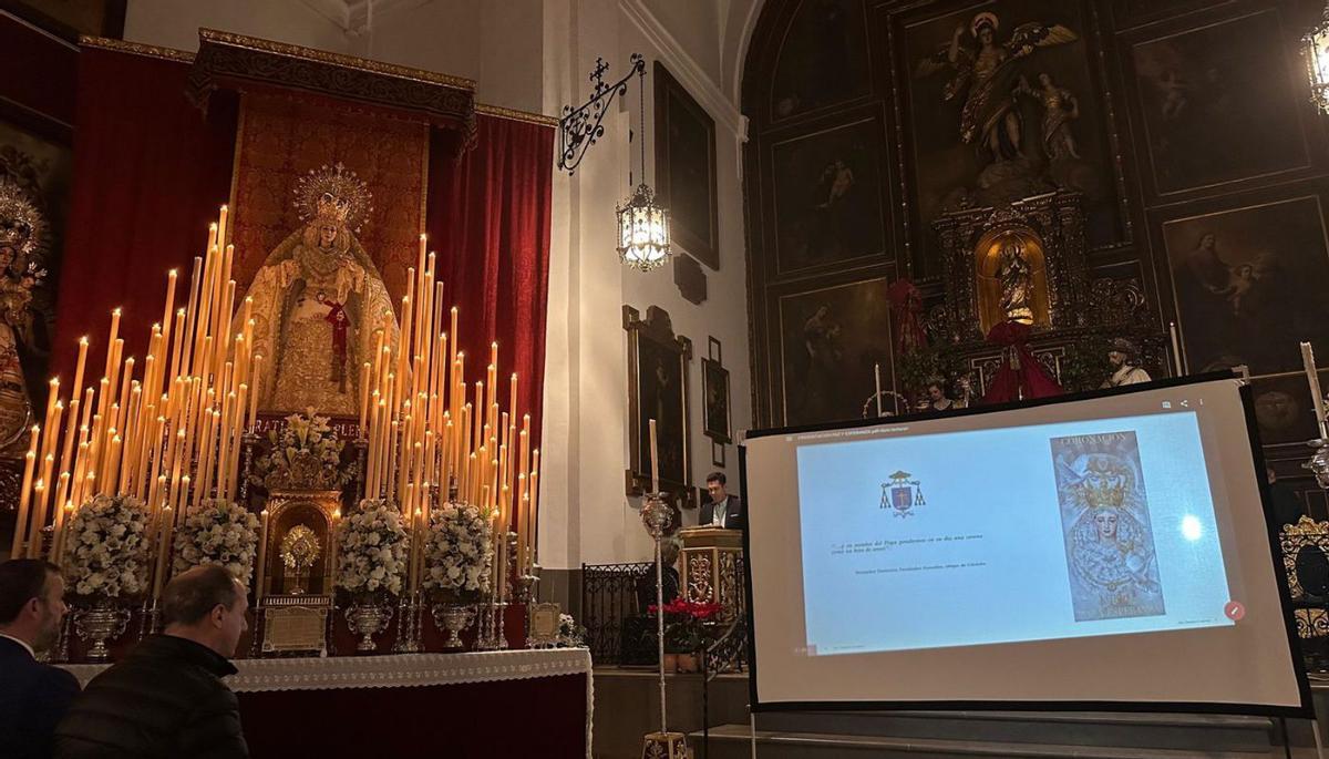 Un momento de la presentación del libro de la coronación en la iglesia de Capuchinos.