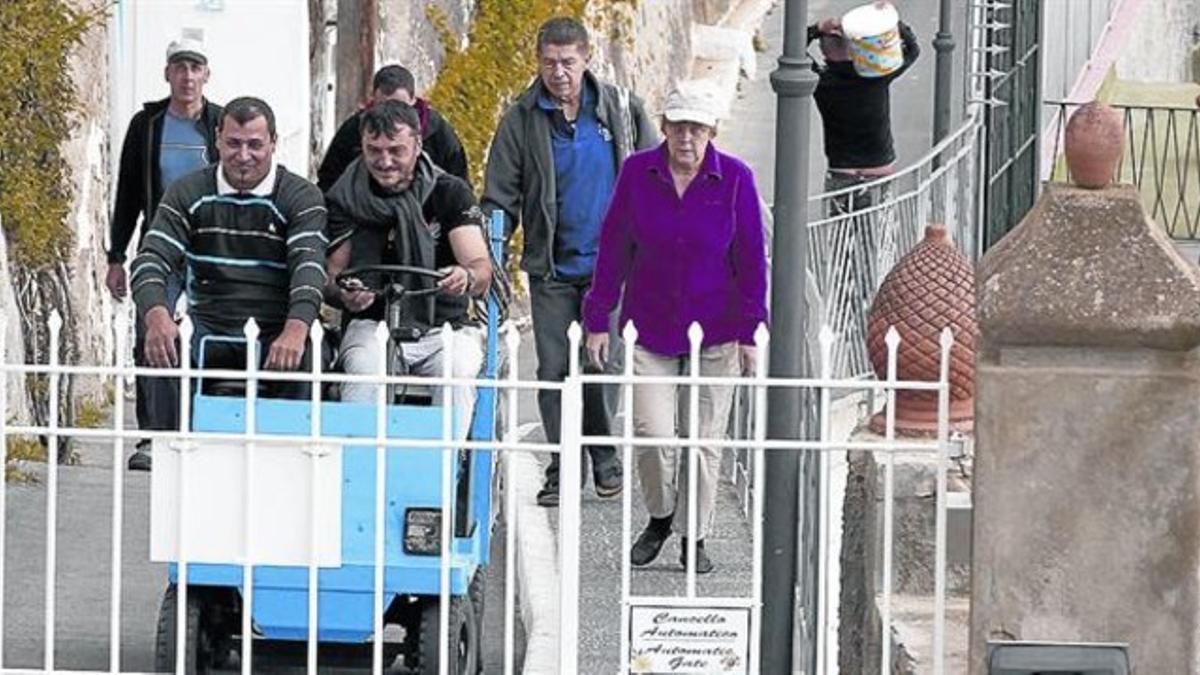 La cancillera alemana Ángela Merkel y su marido Joachim Sauer, ayer, durante un paseo en Ischia.