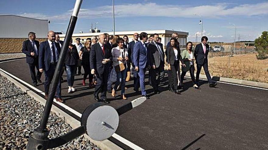 Séquito que rodeó la visita ministerial de las obras del AVE, ayer en la base de montaje de La Hiniesta.