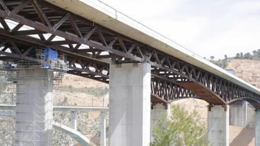 El viaducto de Cofrentes en A-3, durante la ejecución de las obras de rehabilitación.