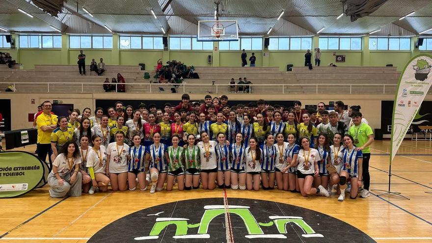 Licenciados Reunidos y Escuelas Cacereñas de Voleibol revalidaron sus títulos de campeones