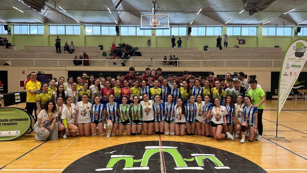 Licenciados Reunidos y Escuelas Cacereñas de Voleibol revalidaron sus