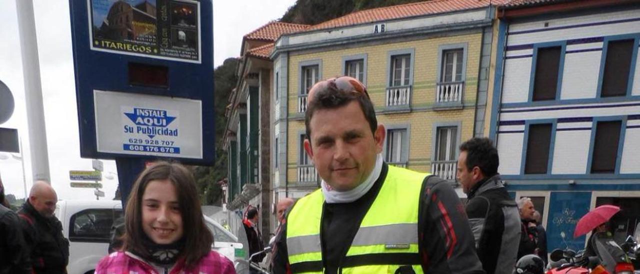 Ana Álvarez, de 11 años, junto a su padre, Luis Álvarez.