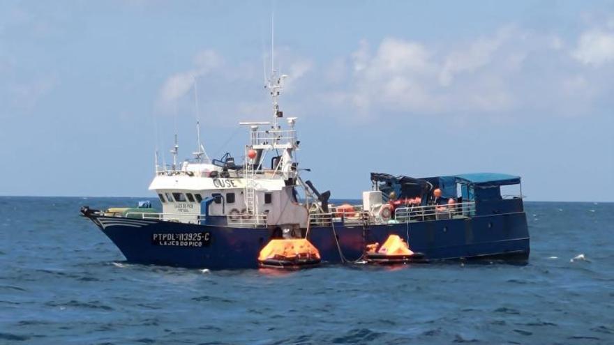 A salvo toda la tripulación del pesquero ribeirense que naufragó cerca de Azores