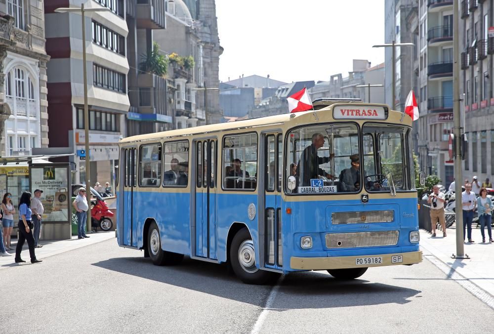 Vitrasa celebra su 50 aniversario con un recorrido por la ciudad en un autobús del año 1968 de color azul.