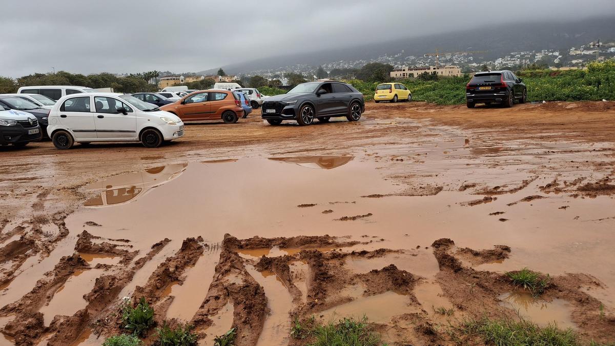 El aparcamiento del Bosc de Diana, la gran bolsa de estacionamiento de Dénia, se ha convertido en un lodazal. | A. P. F.