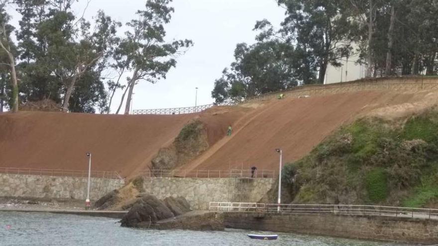 Muro del talud del puerto de Santa Cruz casi terminado, ayer, y, arriba, acceso a Naval donde se hará un &#039;parking&#039;.