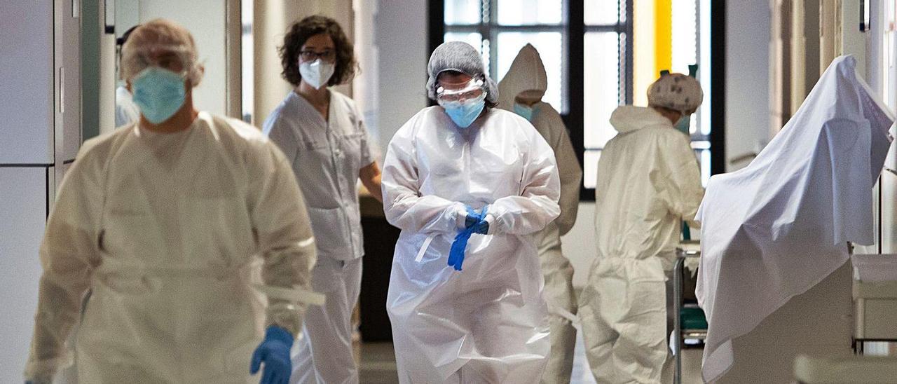 Sanitarios en la planta covid del Hospital
 Can Misses el pasado mes de abril. Vicent marí.