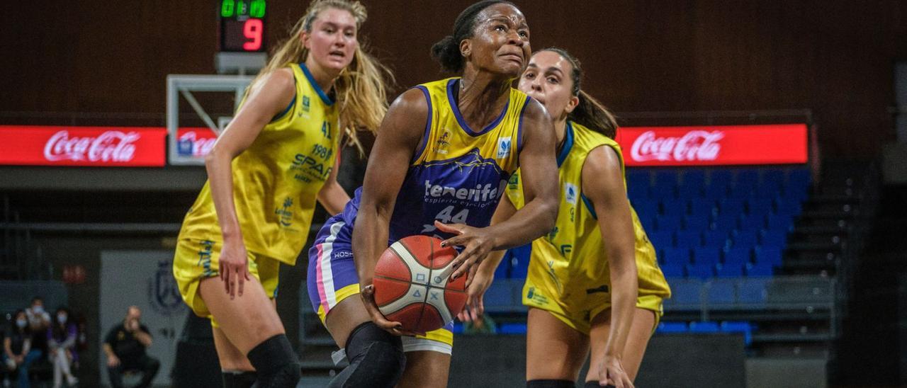 Emmanuella Mayombo, del Clarinos Tenerife, intenta entrar a canasta ante la oposición de Lydia Giomi –izquierda– y Blanca Millán, del SPAR Gran Canaria. | | ANDRÉS GUTIERREZ