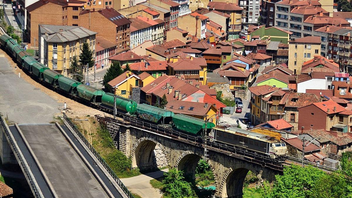 Tren con tolvas de cereal El Musel-Arevalo, cruzando el viaducto sobre el río Navedo, en Pola de Lena, en 2017.