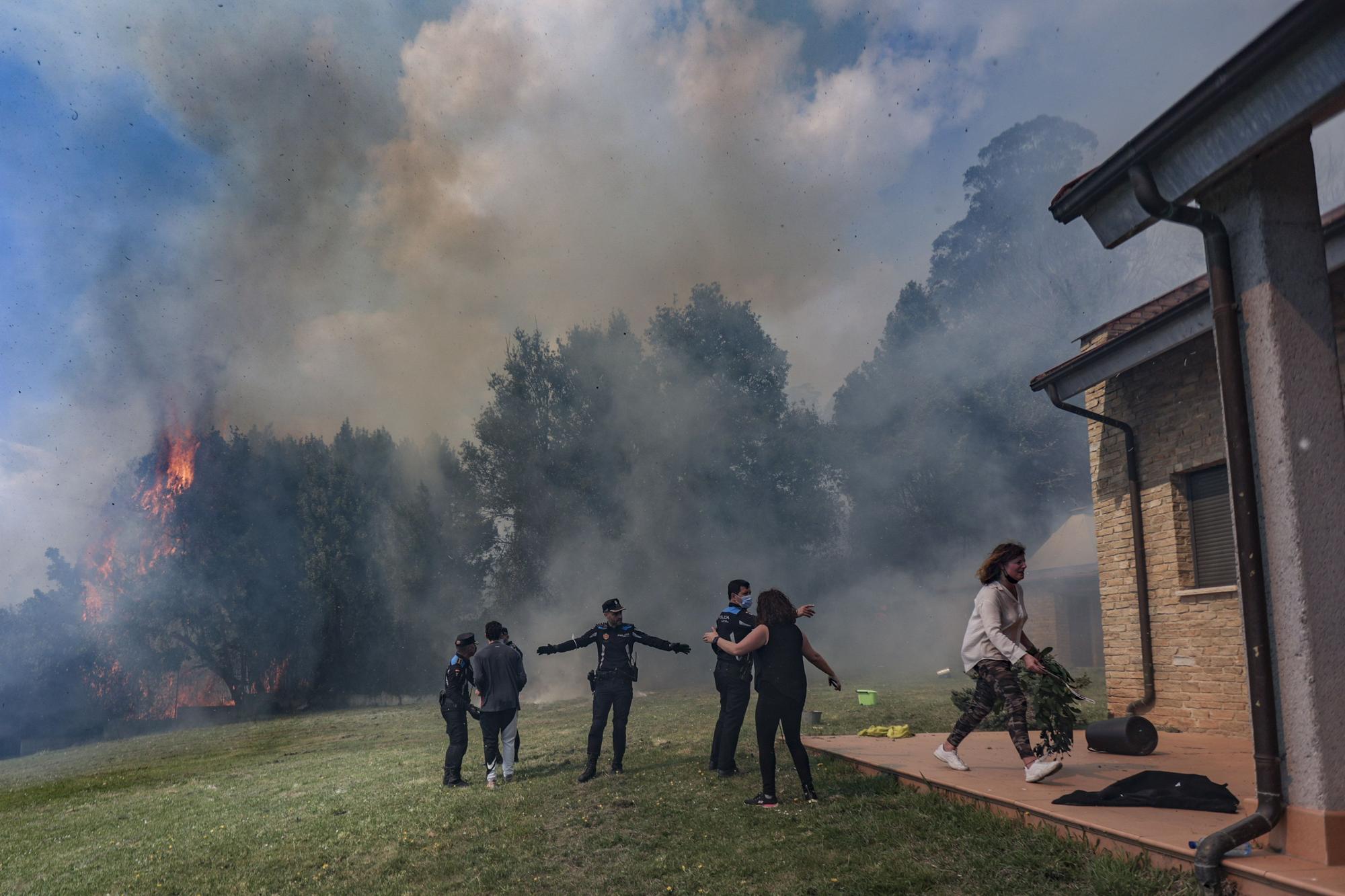 La lucha contra las llamas en el monte Naranco