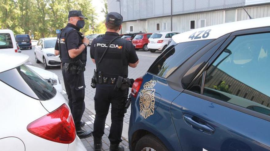 Dos agentes de la Policía Nacional en Ourense