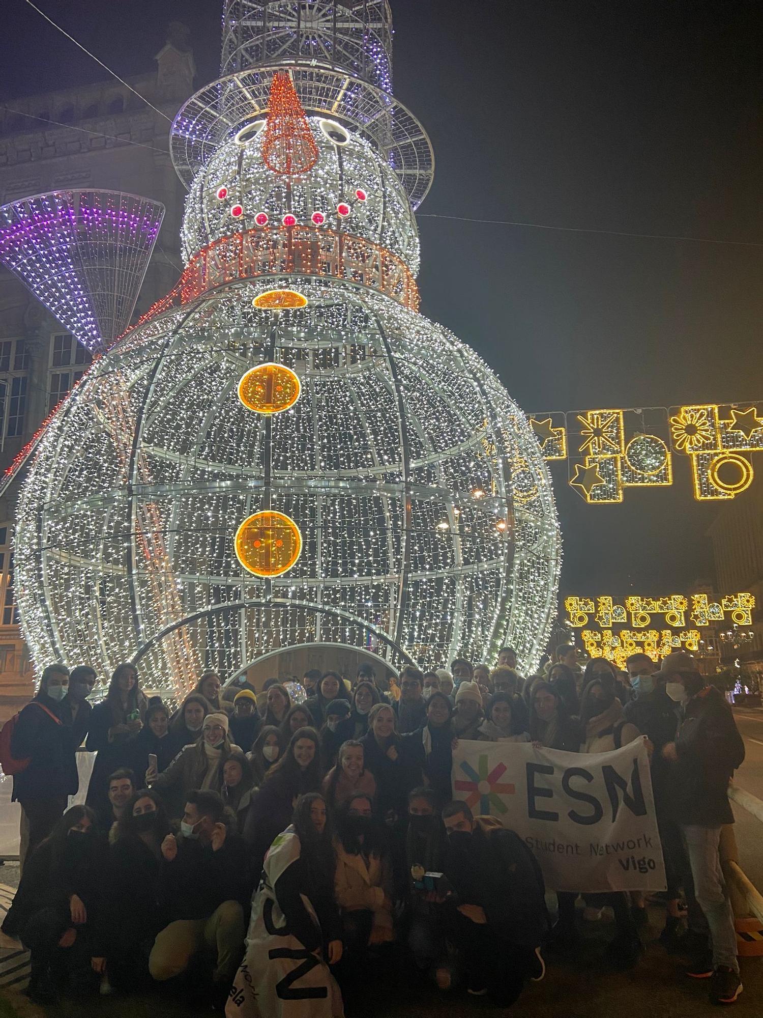 Los Erasmus ante el muñeco de nieve de García Barbón