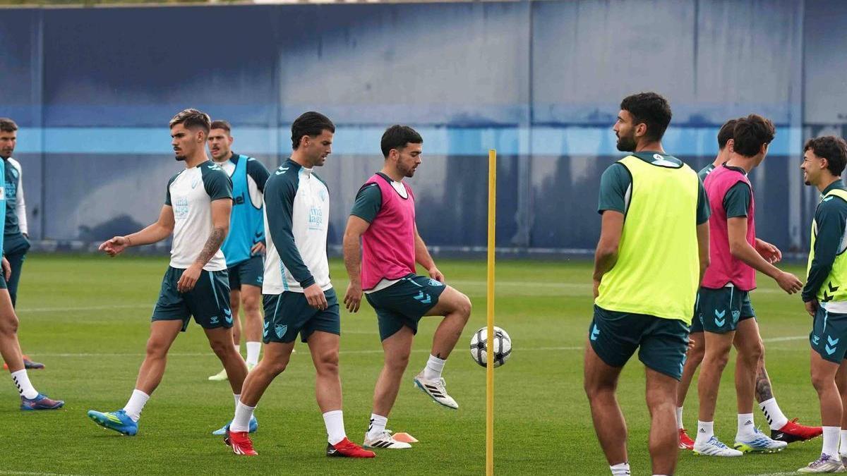 El Málaga CF apunta a recibir al Almería con un centro del campo novedoso.