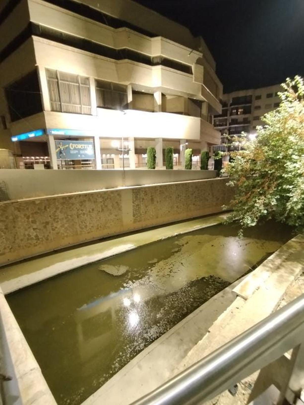 El río Segura, este jueves, en el antiguo edificio de la CAM