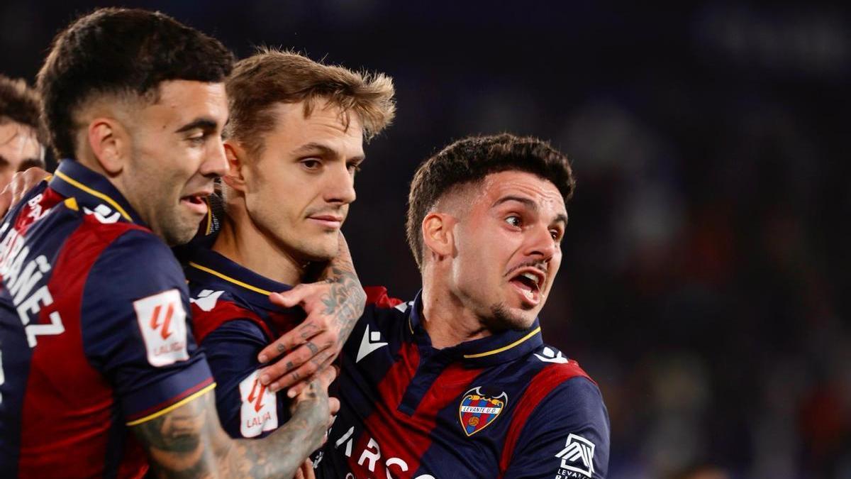 Dani Gómez celebra con sus compañeros el gol de la victoria contra el Elche CF en el Ciutat de València