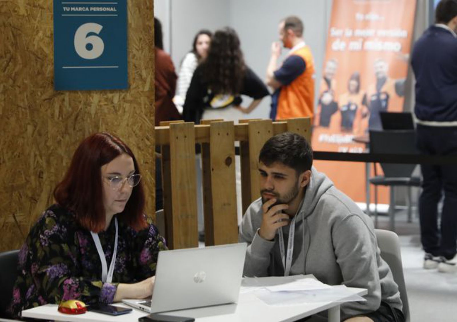 Alumnos en el taller de revisión de currículums.