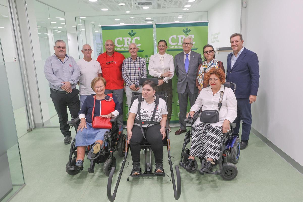 Presentación de la silla joëlette donada por Caja Rural Central.