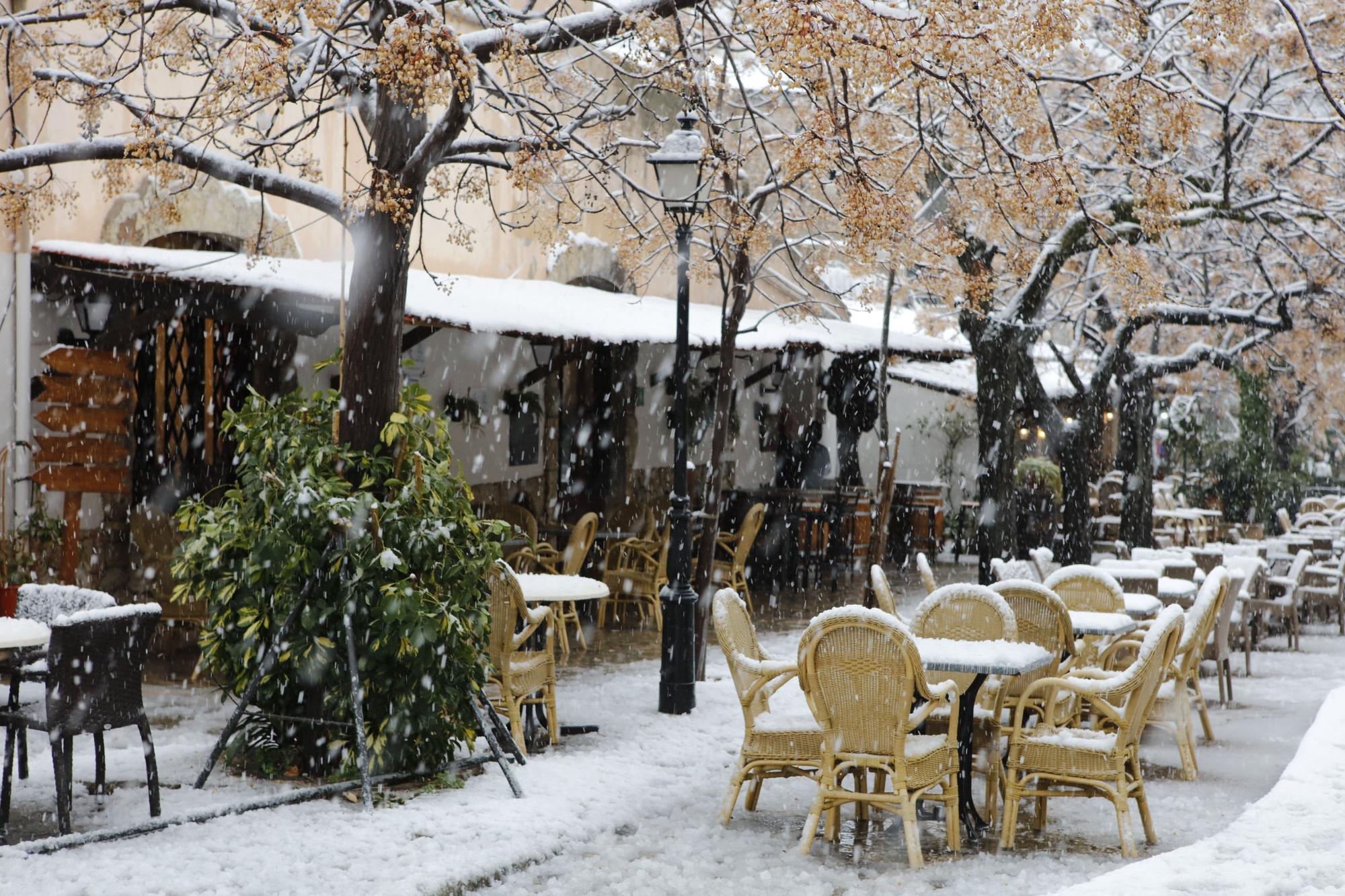 Malerisches Mallorca: Valldemossa im Schnee