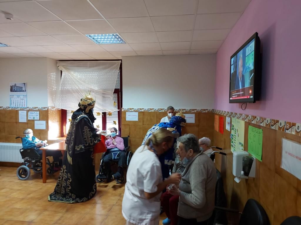 Los Reyes Magos ya están en Villaviciosa: así ha sido su emotivo encuentro con las personas mayores del concejo