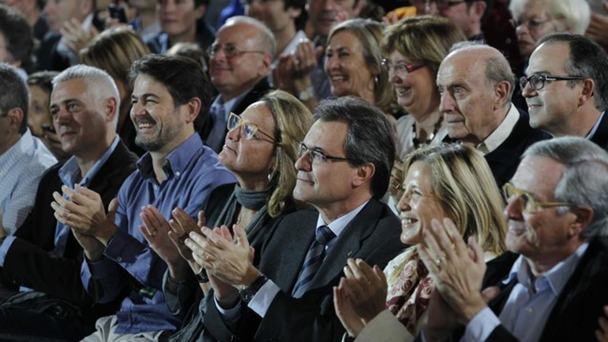 Artur Mas, y su mujer, Xavier Trias y Oriol Pujol, entre otros, en la primera fila, en L'Illa Diagonal.