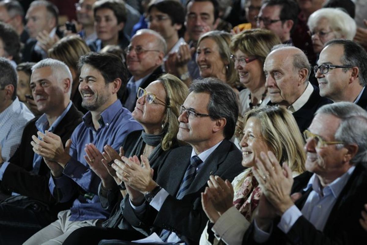 Artur Mas, i la seva dona, Xavier Trias i Oriol Pujol, entre altres, a la primera fila, a L’Illa Diagonal. Artur Mas, i la seva dona, Xavier Trias i Oriol Pujol, entre altres, a la primera fila, a L’Illa Diagonal.