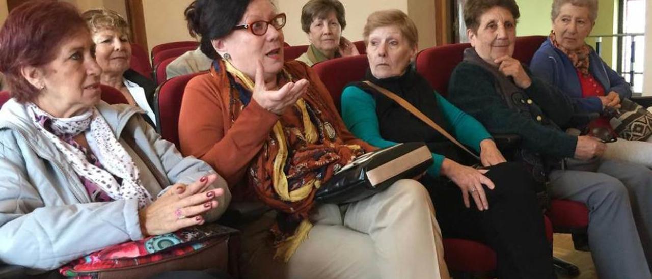 María Elisa Granda, segunda por la izquierda, durante la recepción en el Ayuntamiento de Cangas de Onís, ayer.