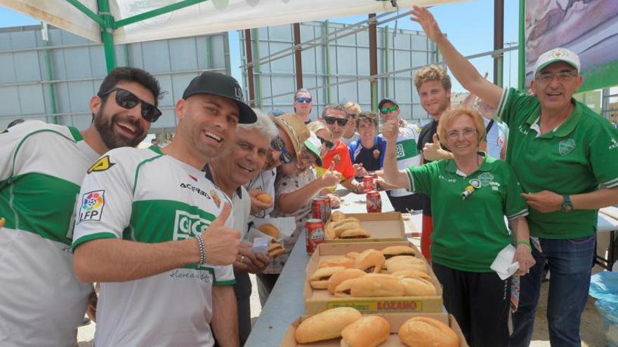 Seguidores del Elche esperan el inicio del partido