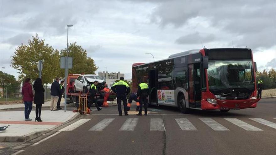 Cinco heridos leves en el choque entre un autobús urbano y un turismo