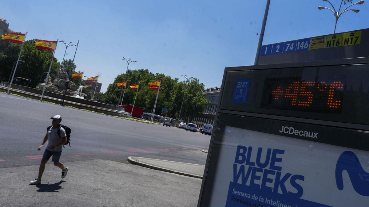 Un termómetro marca 45 grados este sábado en el centro de Madrid.