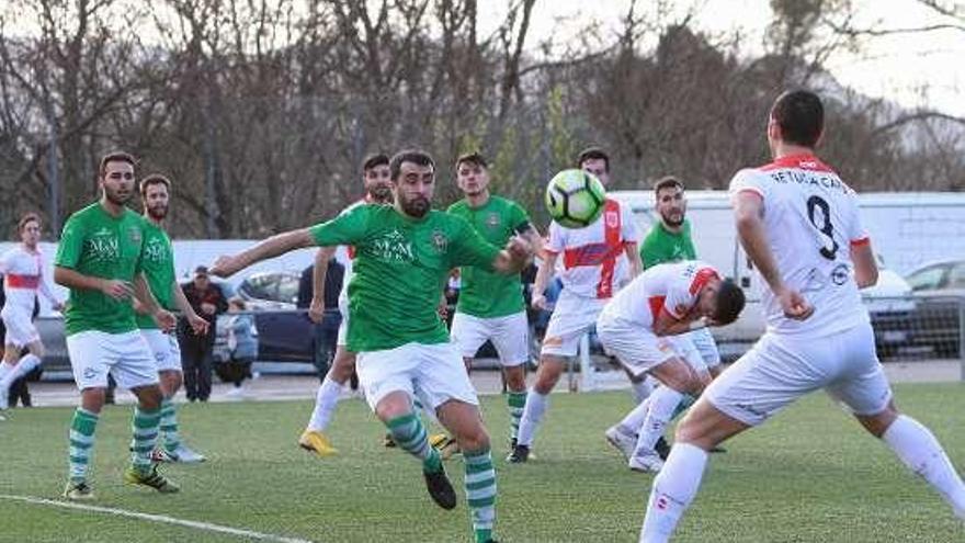 Un lance del partido de ayer entre el Velle y Moaña. // Iñaki Osorio