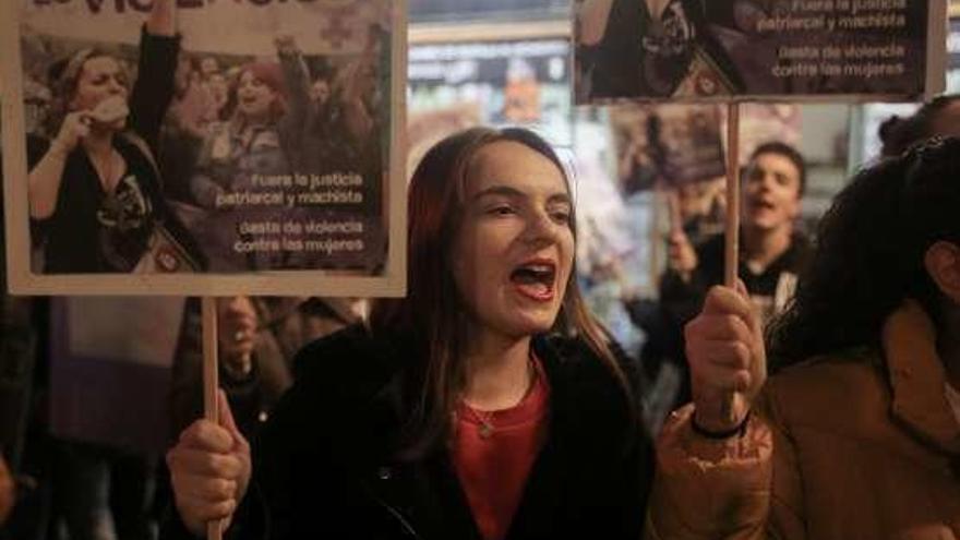 Una joven protesta, ayer, ante el Ministerio de Justicia.