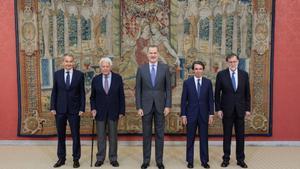 (I-D) Los expresidentes del Gobierno José Luis Rodríguez Zapaterto; Felipe González; el Rey Felipe VI; José María Aznar y Mariano Rajoy, posan a su llegada a una reunión del Patronato del Real Instituto Elcano en El Pardo