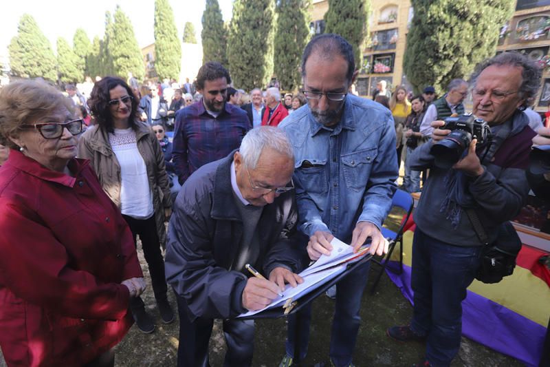 Entrega de los restos de los fusilados por el franquismo a sus familiares, en Paterna