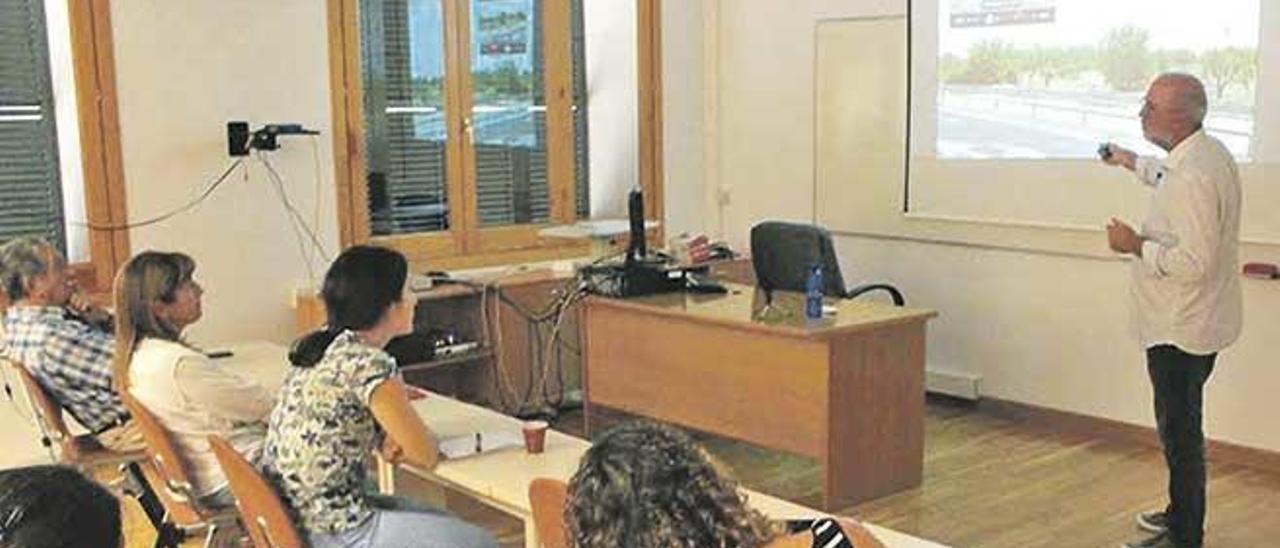 Seminario de Eduardo Moralejo sobre la Xylella en los almendros ayer en el IMEDEA.