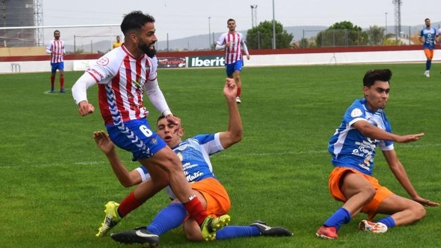 Manu Miquel, en una jugada del partido ante el Panaderías Pulido en el Vicente Sanz.