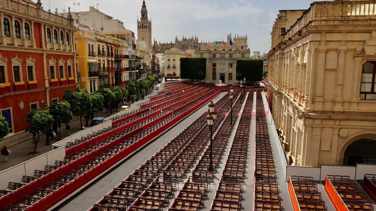 Disposición de las sillas en la carrera oficial de la Semana Santa de Sevilla.