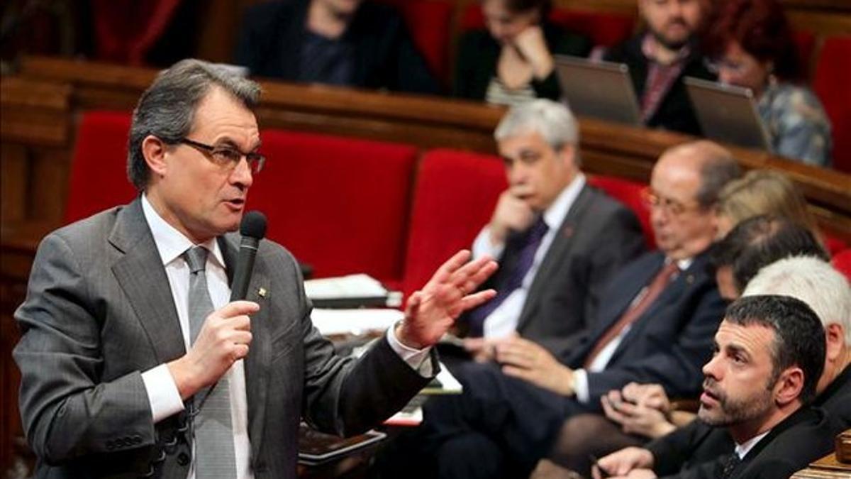 El presidente de la Generalitat, Artur Mas, en el pleno del Parlament de este 13 de marzo. EFE / TONI ALBIR