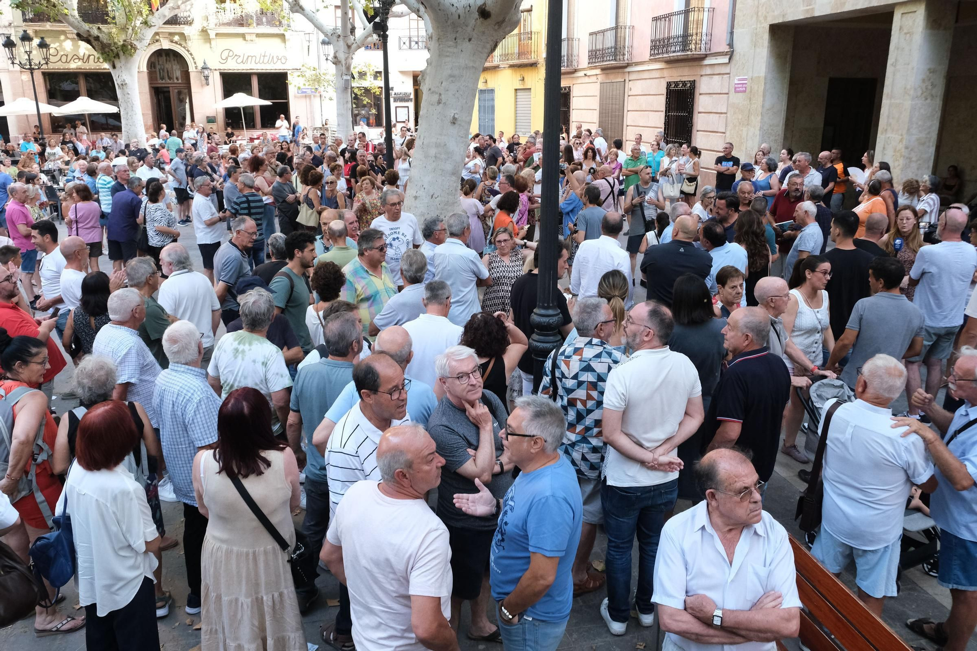 Concentración en apoyo al alcalde de Aspe