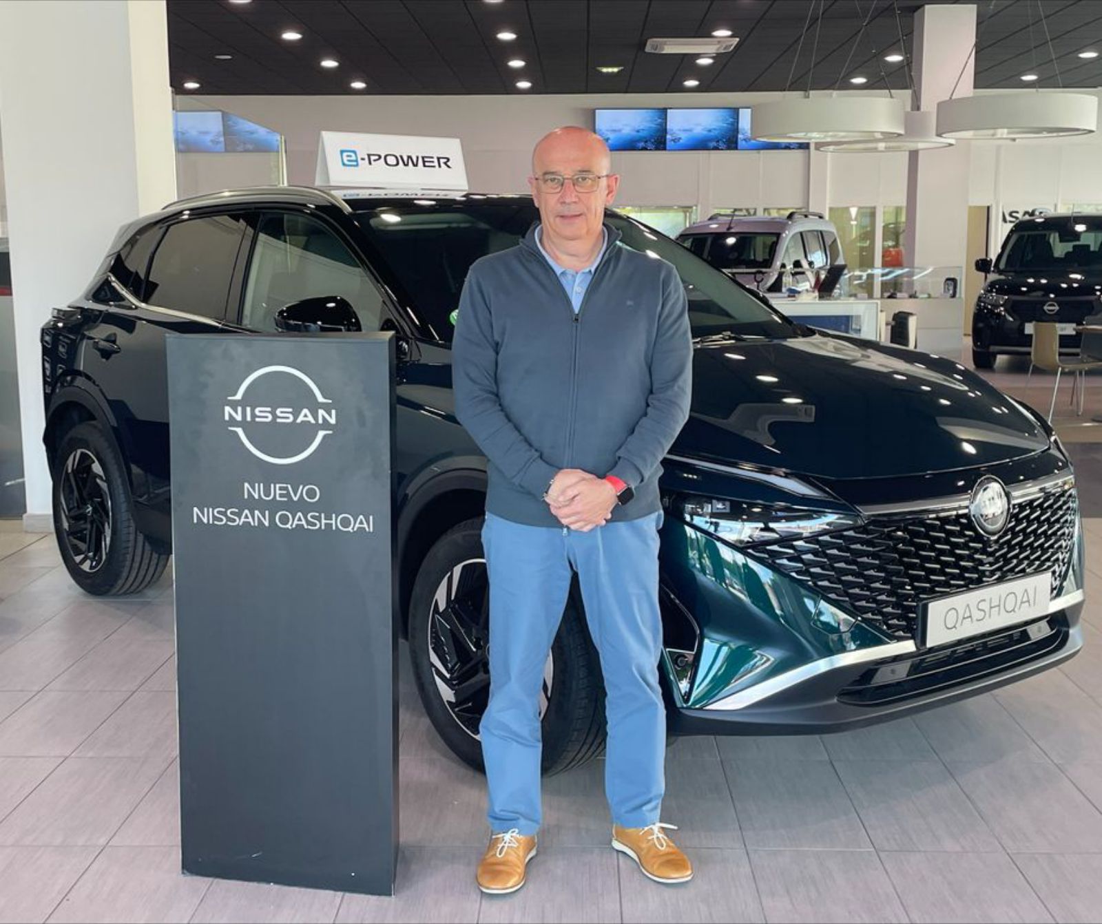 Miguel González, gerente de Cyasa, ante el nuevo Nissan Qashqai híbrido| Cedida a Lne