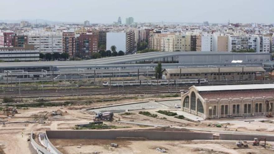 Estado de la primera fase de las obras del Parque Central, el pasado mes de junio, y vías al fondo.