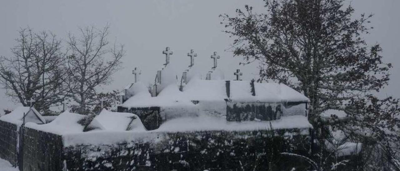 El cementerio de San Fiz, en Chandrexa, cubierto por las nevadas de estos días. // Brais Lorenzo