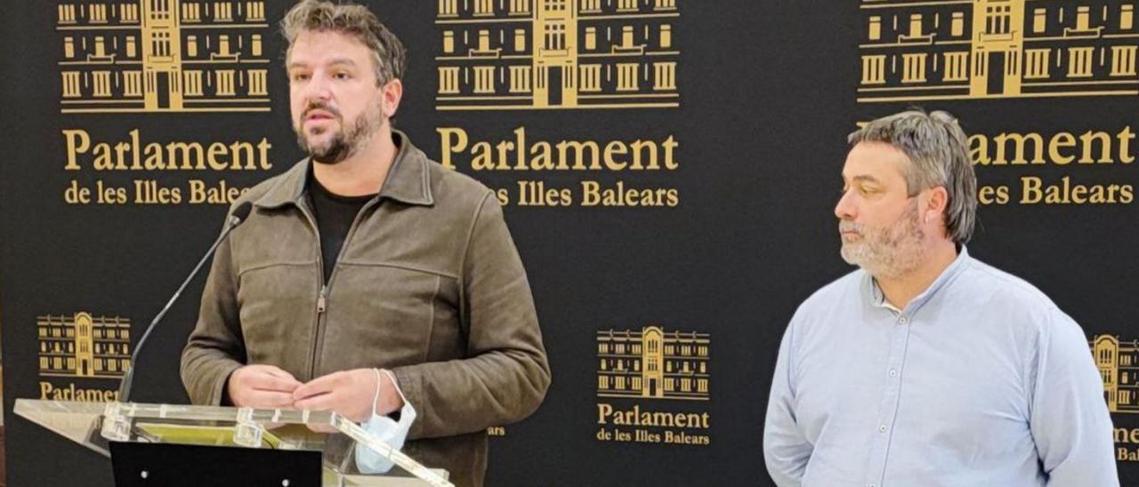 Lluís Apesteguia y el diputado Joan Más ‘Collet’ llevan la negociación de la Ley Turística por Més.