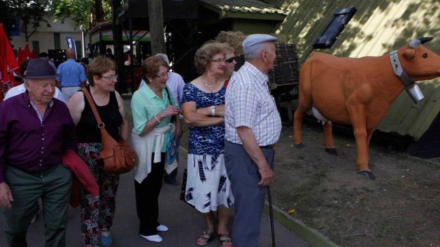 Un grupo de mayores, ayer, en el recinto ferial.