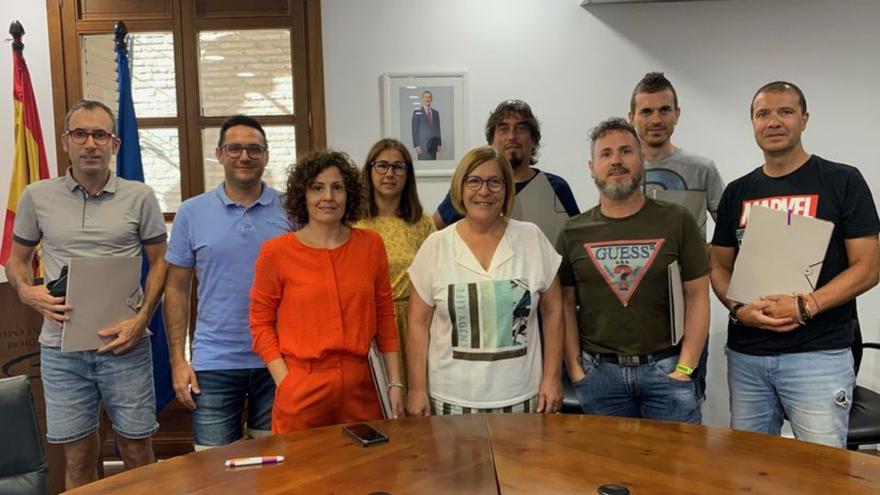 La presidenta Mª Eugenia Coloma con los representantes de los centros.