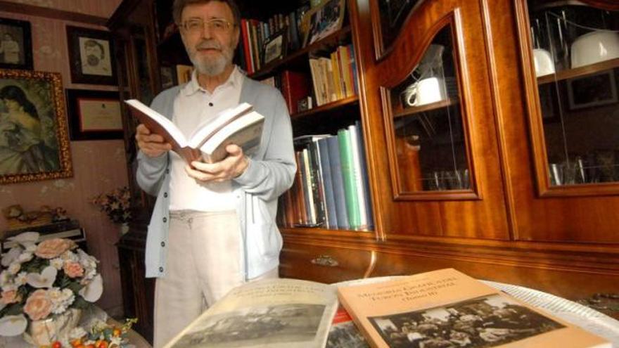 Manuel Jesús López, &quot;Lito&quot;, revisa uno de sus libros en la casa familiar de Turón.